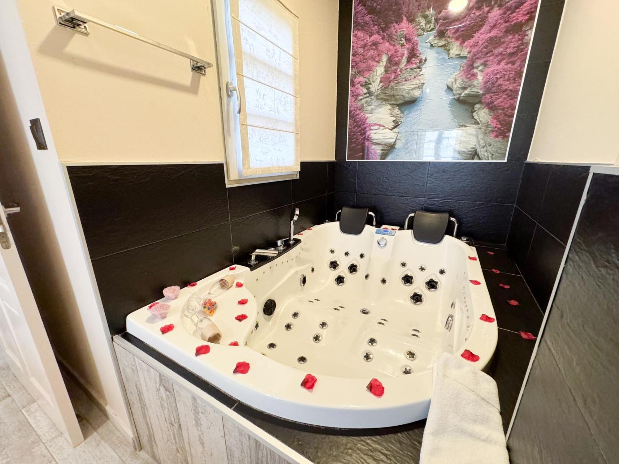 Akla Suites Con Jacuzzi Santillana Santillana del Mar Eksteriør billede