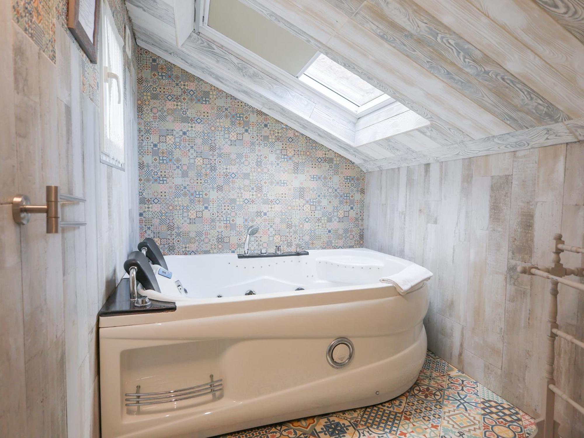 Akla Suites Con Jacuzzi Santillana Santillana del Mar Eksteriør billede